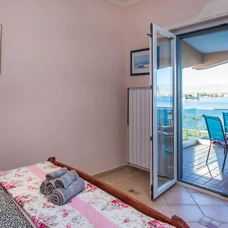 Weiss Apartment Vir