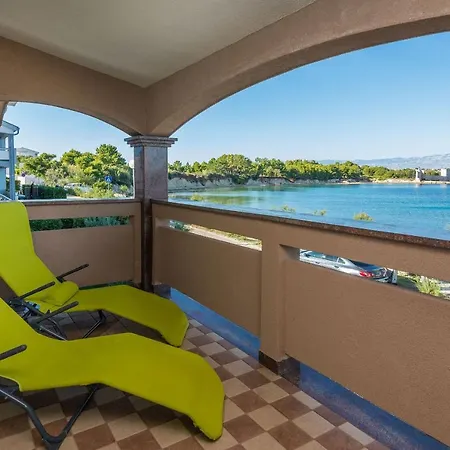 Weiss Apartment Vir